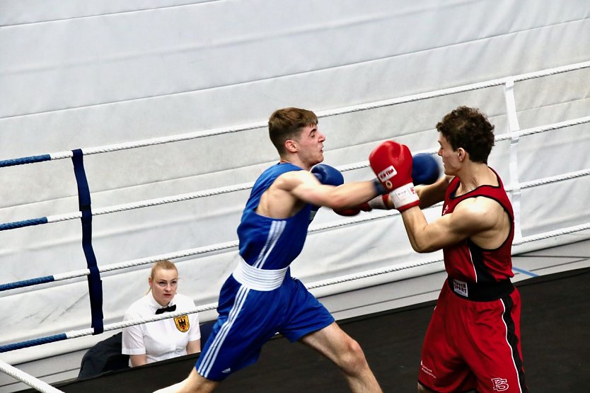 F&uuml;r die erste Paarung stiegen Pascal Imte vom BC Wutha-Farnroda (blau) und Vincent Tudorica vom PSV Erfurt (rot) in den Ring (Foto: agl)