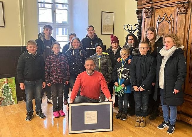 Kinder aus der F&ouml;rderschule &uuml;berbrachten dem B&uuml;rgermeister ein Geschenk (Foto: Stadtverwaltung Bad Langensalza)