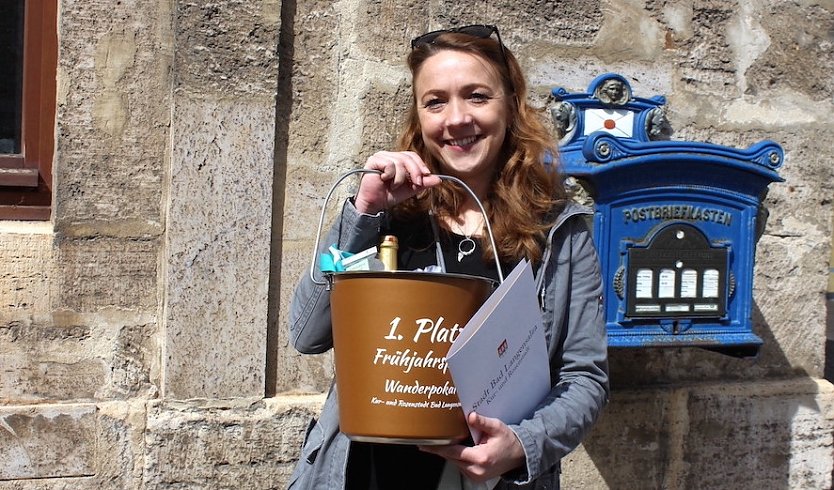 Citymanagerin Sandra Czerniak pr&auml;sentiert die Preise der Aktion "Fit in den Fr&uuml;hling" (Foto: uhz-Archiv)