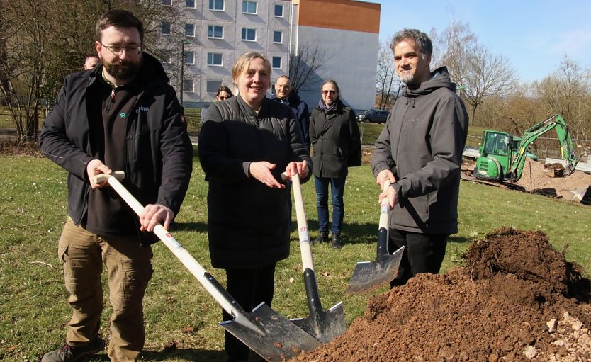 Spatenstich f&uuml;r den "Nordpark", v.l.: Bauleiter Robert Framke von der Firma Alpina, Landschaftsarchitektin Sonja Griebenow vom Planungsb&uuml;ro Linnea und Oberb&uuml;rgermeister Kai Buchmann (Foto: agl)