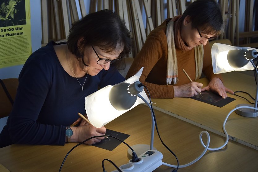 Veranstaltungsteilnehmerinnen beim Radieren (Foto: Fred B&ouml;hme/ Panorama Museum)