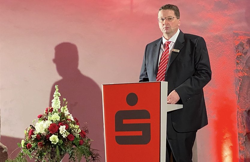 Sparkassenvorstand Thomas Seeber bei seinem Jahresbericht (Foto: oas) Sparkassenvorstand Thomas Seeber bei seinem Jahresbericht (Foto: oas)