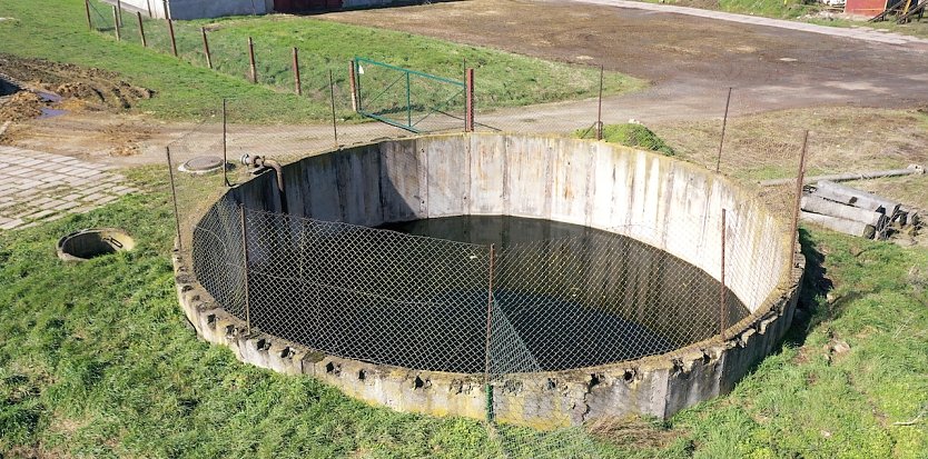 Das Sickerwasserbecken in Abtsbessingen: Fundort eines grausamen Verbrechens an Katzen? (Foto: S.Dietzel)