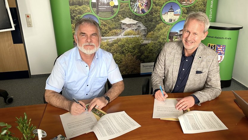 Landrat Harald Zanker und Frank Albrecht bei der Unterzeichnung des Briefes (Foto: Landratsamt) Landrat Harald Zanker und Frank Albrecht bei der Unterzeichnung des Briefes (Foto: Landratsamt)