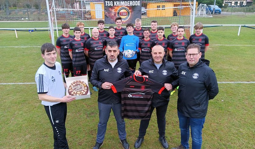 Sponsoren und Mannschaft kurz vorm Torte-Essen (Foto: P. Grabe)