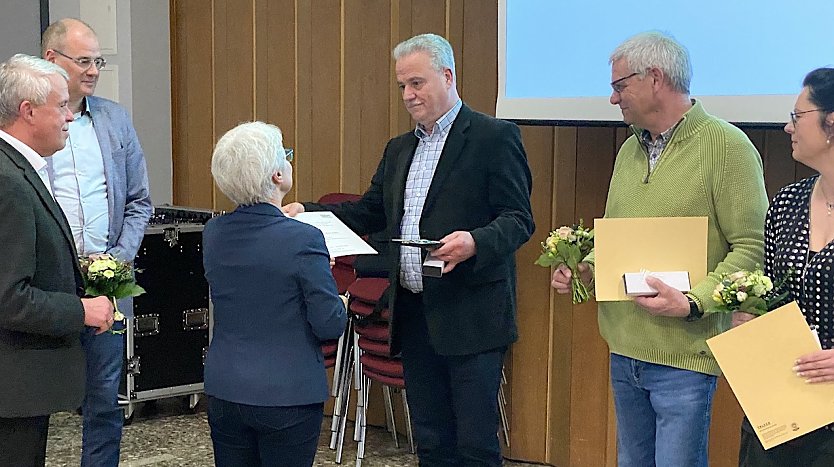 Hohe Auszeichnungen gab es aus der Hand der Landesvorsitzenden f&uuml;r die aktivsten Mitglieder (Foto: oas)