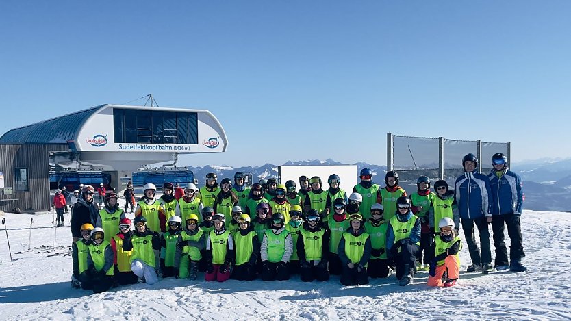 Die Teilnehmer des Skilagers auf dem Gipfel  (Foto: Daniel Dietrich )