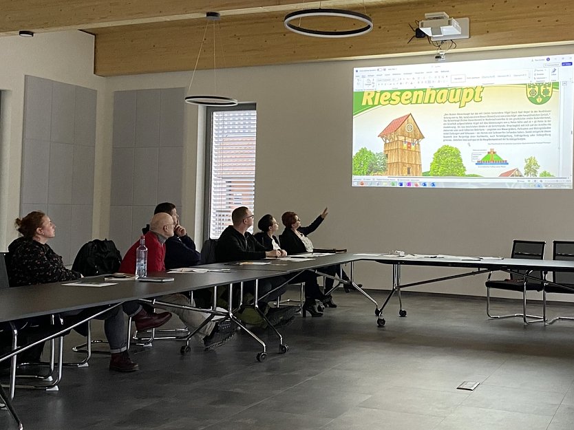 Präsentation der Riesenhaupt-Tafeln (Foto: Sandra Witzel)