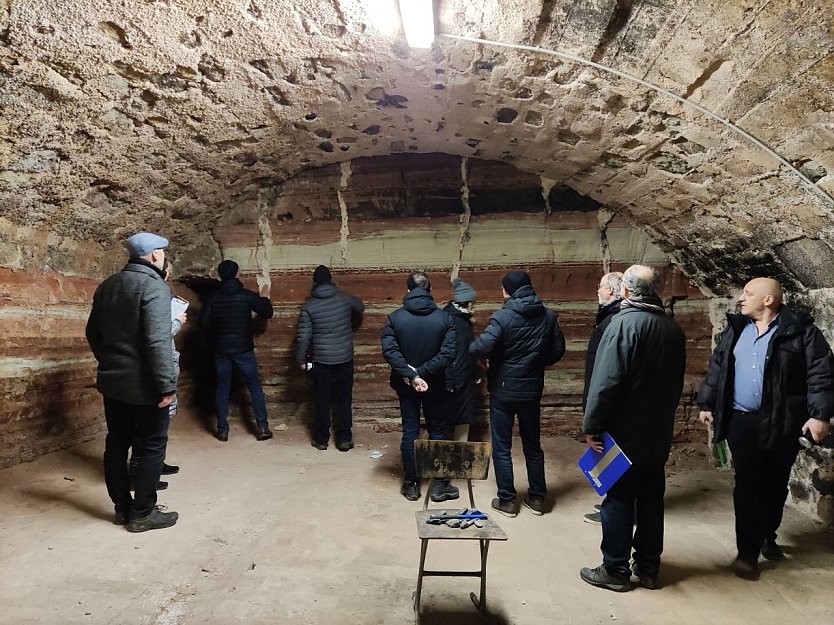 Das Planungsteam begutachtet die Gr&uuml;ndungsverh&auml;ltnisse und den anstehenden Felsen unter den &auml;ltesten Schlossfl&uuml;geln von Schloss Sondershausen (Foto: STSG, Jana Lorenz)