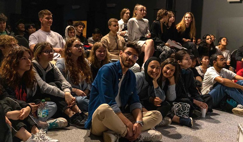 Erwartungsvoll Stimmung im Jugendclubhaus (Foto: S.Tetzel) Erwartungsvoll Stimmung im Jugendclubhaus (Foto: S.Tetzel)