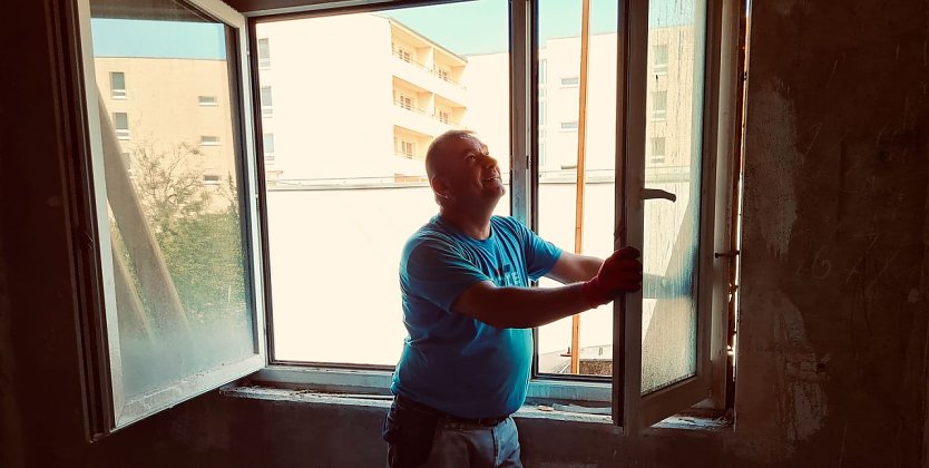 Martin Katzol baut am Ossietzky-Hof die alten Fenster aus. Weggeschmissen werden die nicht, das alte Material geht ins Recycling (Foto: SWG Nordhausen/Susanne Schedwill)