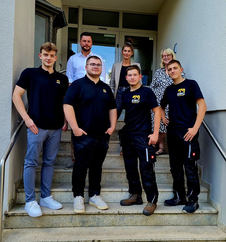 Bildunterschrift:  Geh&ouml;ren jetzt zum SWG-Team: Lennart Erdmann, Maximilian Grabert, Niclas Wendt und Paul Eichel (v.l.n.r.) haben im August bei der SWG und der SWG-Objektmanagement GmbH eine Ausbildung begonnen. Objektmanagement-Chef Pascal Wetzler, SWG-Ausbilderin Sarah Krug und SWG-Chefin Inge Klaan freuen sich &uuml;ber den SWG-Nachnachwuchs. (Foto: SWG Nordhausen/Susanne Schedwill)