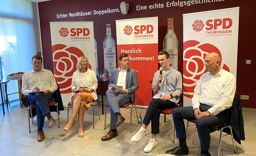 Matthias Kurras (Maximator Hydrogen), Alexandra Rieger (B&uuml;rgermeisterin), Lutz Liebscher (SPD-Landtagsabgeordneter) und Wirtschaftsminister Wolfang Tiefensee (ganz rechts) lauschen den Ausf&uuml;hrungen des Studenten und Existenzgr&uuml;nders Jacob Janssen (Foto: oas)