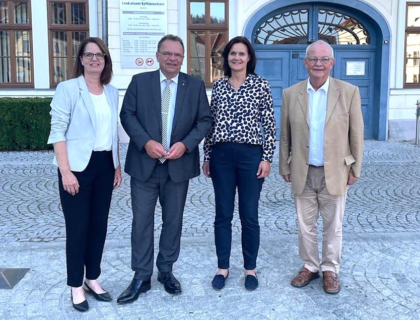 1.v.li.n.re. Stellvertretenden B&uuml;roleiterin Sabine Baumuck; Landrat des Schwalm-Eder-Kreises Herr Winfried Becker (SPD); Landr&auml;tin des Kyffh&auml;userkreises, Frau Antje Hochwind-Schneider (SPD); Pressereferent der Landr&auml;tin Dr. Thiele. (Foto: LRA Kyffh&auml;userkreis)