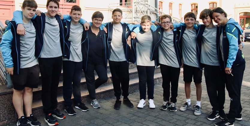 F&uuml;nf Schwimmer und drei Triathleten aus dem Humboldt-Gymnasium treten beim Bundesfinale von "Jugend trainiert f&uuml;r Olympia" in Berlin an. Mit dabei sind auch Trainerin Kathrin Berndt und Sportlehrerin Katja Schanz (Foto: agl)