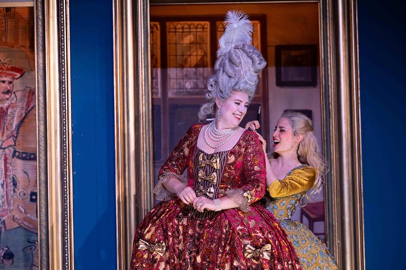 Zinzi Frohwein als Gr&auml;fin Almaviva und Yuval Oren als Susanna (Foto: Julia Lormis)