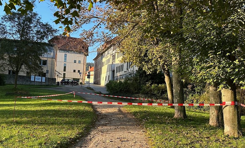 Absperrungen im Schlosspark Sondershausen wegen br&uuml;chigen B&auml;umen (Foto: Manuel Mucha)