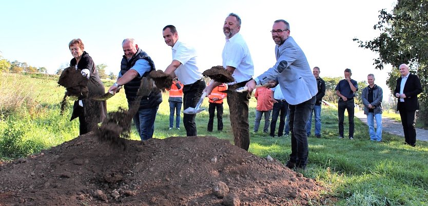 Beim Spatenstich in Bendeleben (vlnr): Prof. Ute B&uuml;chner (Projektmanagement), Dietmar Koch (Ortsteil-B&uuml;rgermeister Steinthaleben), Knut Hoffmann (B&uuml;rgermeister Gemeinde Bendeleben), Mario Merten (Ortsteil-B&uuml;rgermeister Rottleben), Rene Pfeifer (Ortsteil-B&uuml;rgermeister Bendeleben) (Foto: Julia Hornickel)