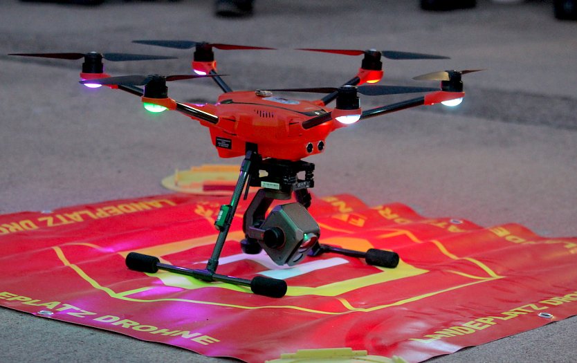 Drohne auf dem Gel&auml;nde der Feuerwehr Greu&szlig;en bei einer Pr&auml;sentaion der Drohnenstaffel (Foto: Eva Maria Wiegand)