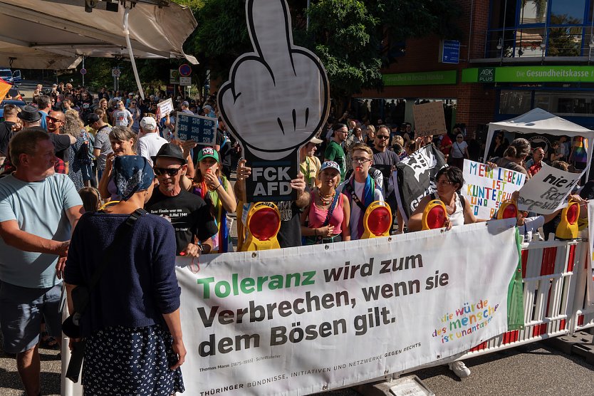 Der Gegenprotest sammelte sich an der Weberstra&szlig;e (Foto: Sven Tetzel)
