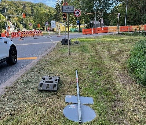Umgekipptes Verkehrsschild hebt die Sperrung optisch wieder auf (Foto: privat)