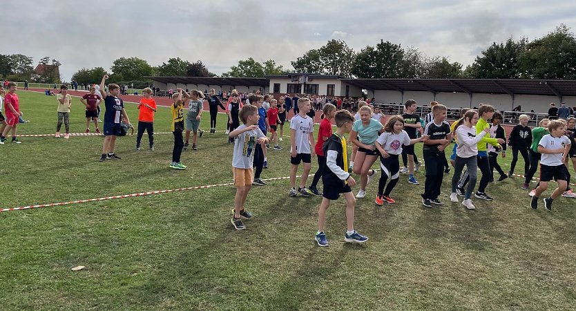 Spa&szlig; beim Zweifelderball hatten die Sch&uuml;ler des Herder-Gymnasiums (Foto: H.Roeder)