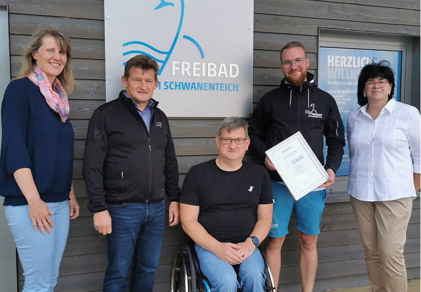  &Uuml;bergabe des Zertifikats zur Barrierefreiheit im Freibad (Foto: Stadtverwaltung M&uuml;hlhausen)