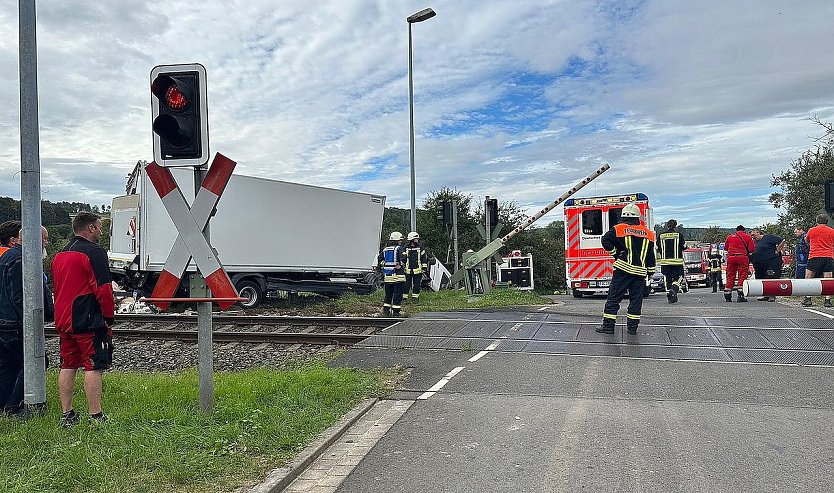 Unfall am Bahnübergang in Birkungen (Foto: Feuerwehr Breitenworbis/Silvio Dietzel) Unfall am Bahnübergang in Birkungen (Foto: Feuerwehr Breitenworbis/Silvio Dietzel)