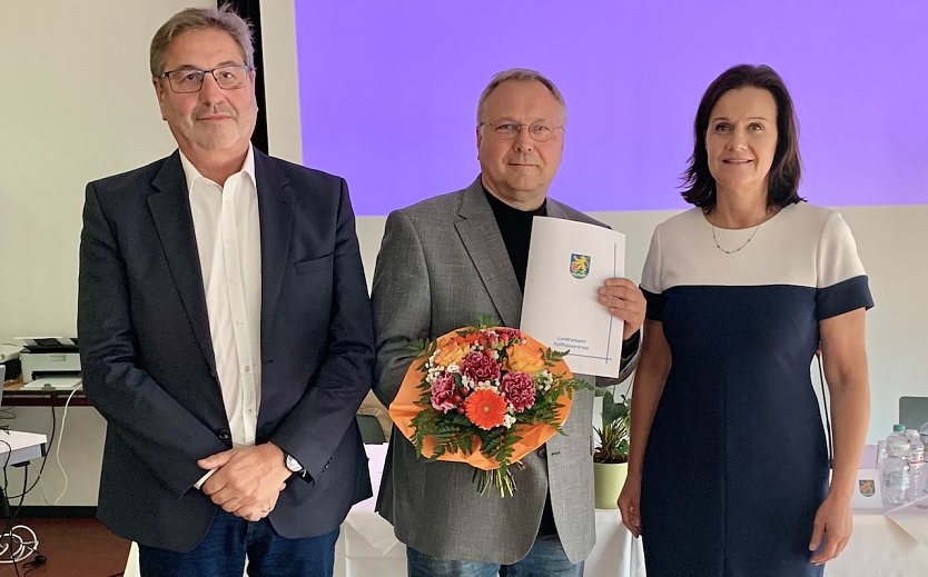 J&uuml;rgen Rauschenbach (Gr&uuml;ne) Bild Mitte- wurde zum Zweiten Beigeordneten gew&auml;hlt. Landr&auml;tin Antje-Hochwind-Schneidser (SPD); Raimund Scheja - Erste Beigeordneter (CDU) linke im Bild (Foto: Eva Maria Wiegand)
