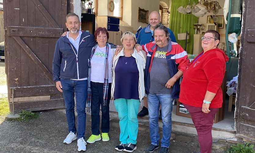 Diana Gr&auml;fe (links neben B&uuml;rgermeister Reinz) mit Ingeborg Roth, Silke Laemmel und Bernd Ro&szlig;mann (Foto: oas)