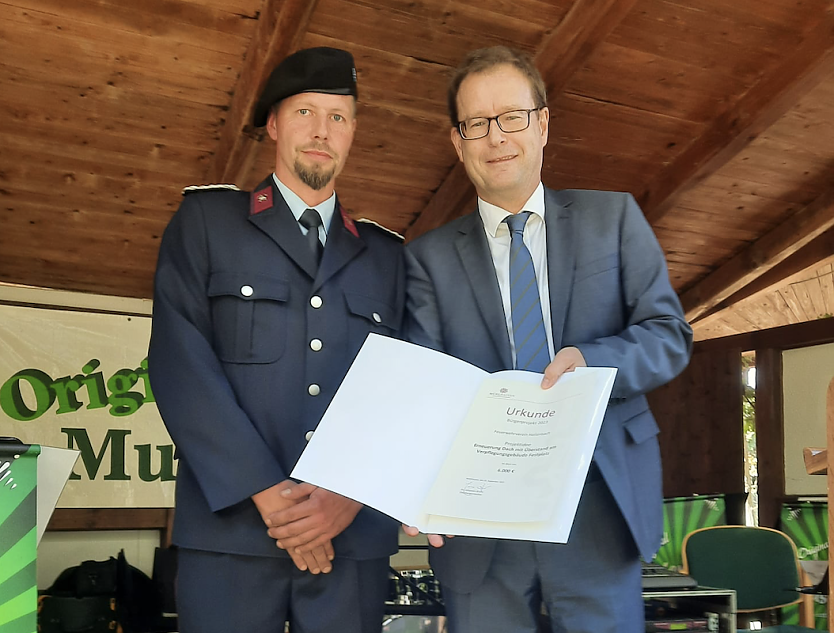 Oberb&uuml;rgermeister Dr. Johannes Bruns &uuml;bergab die Urkunde f&uuml;r eines von drei B&uuml;rgerprojekten der Stadt M&uuml;hlhausen an den Vorsitzenden des Feuerwehrvereins Hollenbach, Christoph Fischer. (Foto: Feuerwehr Hollenbach)