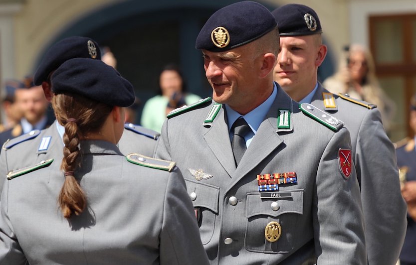 Oberstleutnant Daniel Faul bei der Rekrutenvereidigung auf dem Sondersh&auml;user Marktplatz am 25. Mai 2022 (Foto: Eva Maria Wiegand)