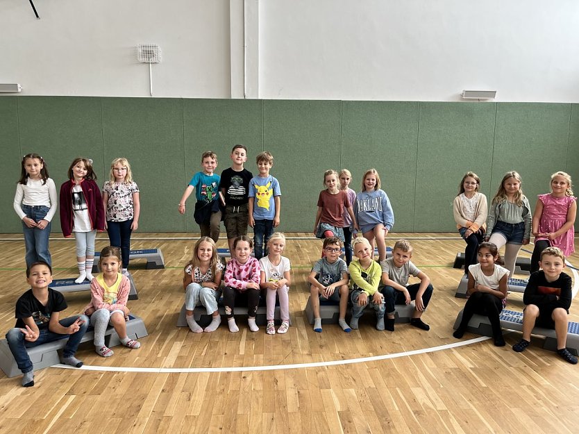 Grundsch&uuml;ler der Grundschule Albert Kuntz mit ihren neuen Sportger&auml;ten (Foto: Grundschule Albert Kuntz)