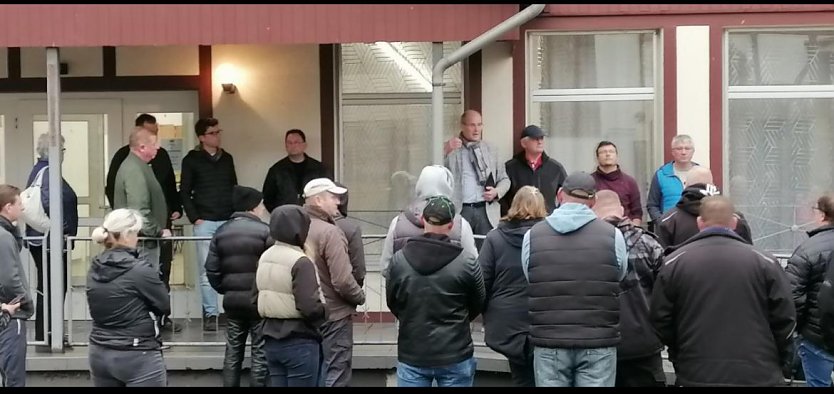 Landrat Jendricke im Gespr&auml;ch mit den B&uuml;rgern am Freitagnachmittag (Foto: nnz)