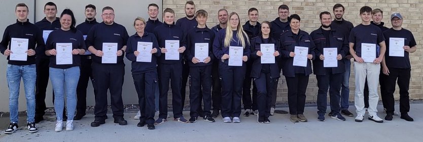 21 Kameradinnen und Kameraden der Freiwilligen Feuerwehr Stadt Nordhausen haben am Truppmannlehrgang Teil 1 teilgenommen (Foto: Stadt Nordhausen)