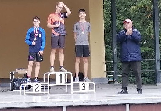 Geschafft hat man es nicht nur ins Ziel, sondern auch auf's Treppchen (Foto: Schillergymnasium Bleicherode)