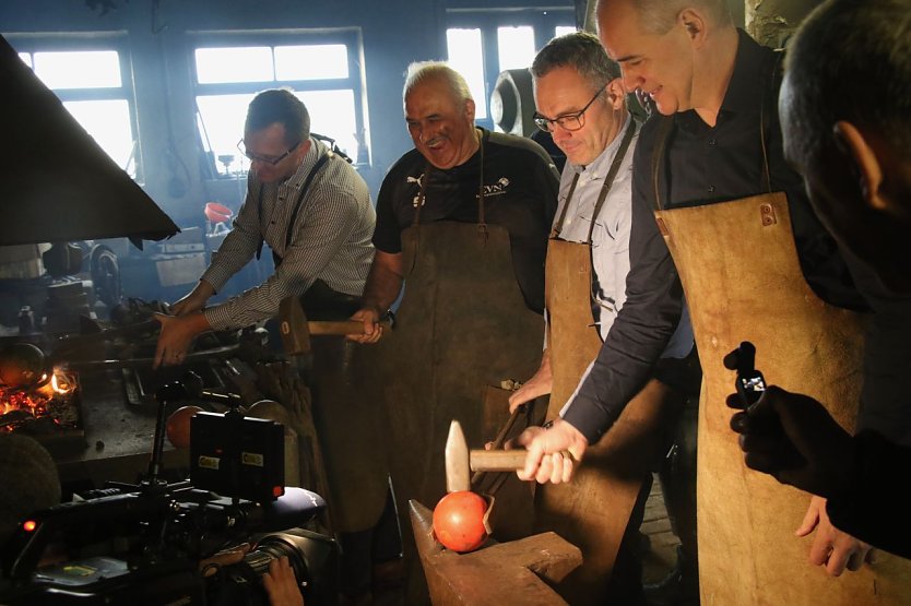 In der Schmiede von Wiegand G&ouml;x in Werther wurden die Kugeln bearbeitet (Foto: agl)