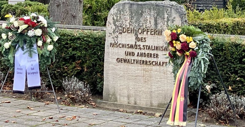 Kranzniederlegung vor zwei Jahren am städtischen Denkmal (Foto: uhz Archiv) Kranzniederlegung vor zwei Jahren am städtischen Denkmal (Foto: uhz Archiv)