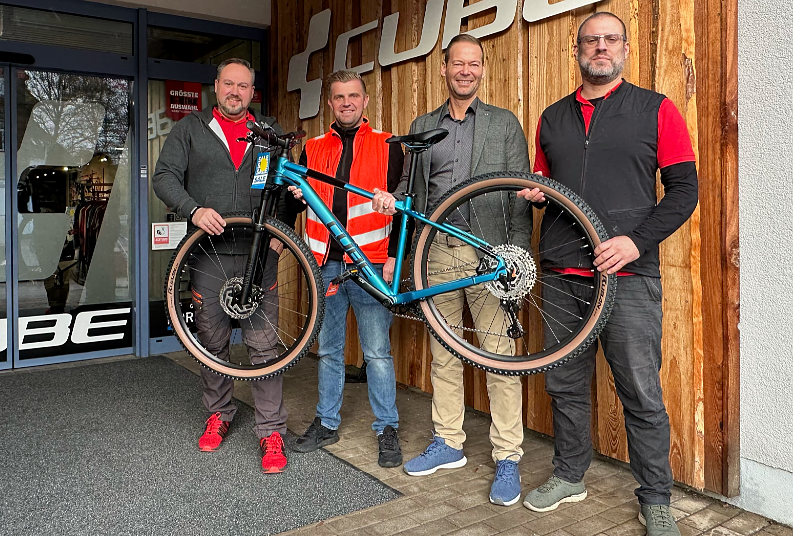 Fahrrad&uuml;bergabe im Cube Store (Foto: Lions Club)