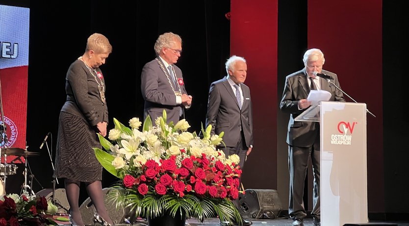 In Partnerstadt Ostr&oacute;w Wielkopolski v.l.n.r. Beata Klimek (Stadtpr&auml;sidentin), Jaroslaw Lisiecki (Stadtratsvorsitzender Ostr&oacute;w Wielkopolski), Peter Uhley (2. Ehrenamtlicher Beigeordneter Nordhauen), Peter Blonski (Vorsitzender des St&auml;dtepartnerschaftsvereins Nordhausen-Ostr&oacute;w Wielkopolski und Ehrenb&uuml;rger der Stadt Ostr&oacute;w Wielkopolski) (Foto: Stadtverwaltung Nordhausen)