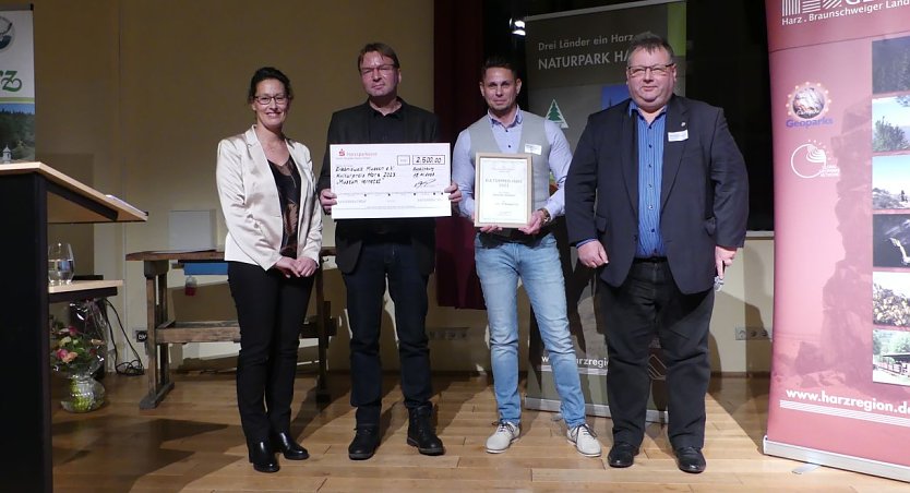 Der Kulturpreis 2023 des Regionalverbands Harz e. V. ging in diesem Jahr an den regionalen Museumsverbund Erlebniswelt Museen. Dr. Steffen Schmidt (2. von links) und Mike Leske (3. von links) nahmen die Ehrung von Astrid Witte (1. von links) und Uwe Gajowski (4. von links) entgegen (Foto: Regionalverband Harz e. V.)   (Foto: Erlebniswelt Museen )
