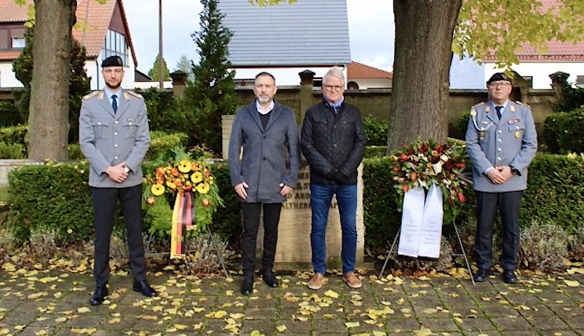 Gemeinsam mit Offizieren des Patentregiments gedachte die Bad Langenslazaer Verwaltungspitze der Opfer von Krieg, terror und Gewaltherrschaft   (Foto: oas)
