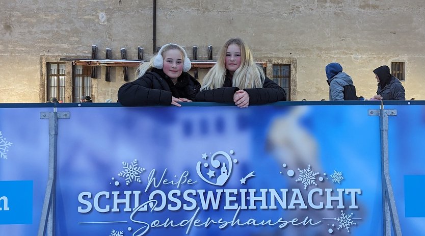 Sophie und Amelie freuten sich, beim Gl&uuml;hweinzauber auf der Eisbahn im Schlosshof Schlittschuh zu fahren (Foto: Janine Skara)