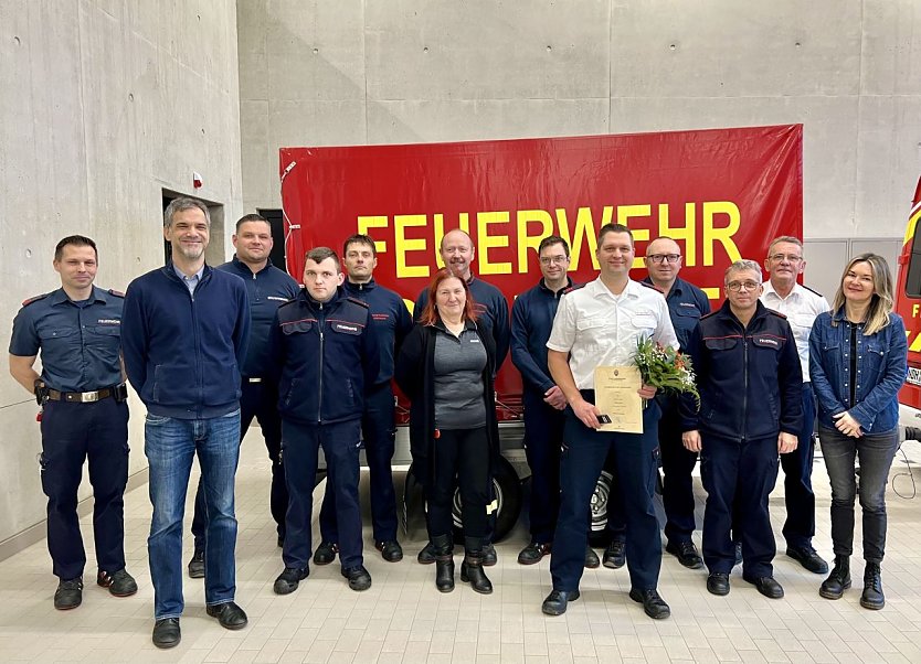 Bef&ouml;rderung bei der Berufsfeuerwehr (Sandro Hertel im wei&szlig;en Hemd) (Foto: Stadtverwaltung Nordhausen)