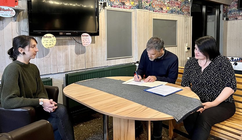 F&ouml;rdermittelbescheid f&uuml;r das Jugendcaf&eacute; in Nordhausen-Ost (Foto: Stadtverwaltung Nordhausen )