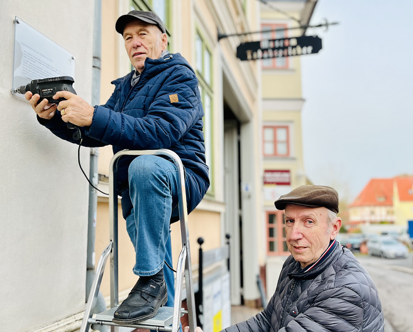 Herbert Sch&ouml;ffl, Mitarbeiter Museum Tabakspeicher, und Hans J&uuml;rgen Gr&ouml;nke (rechts) (Foto: Stadt Nordhausen)