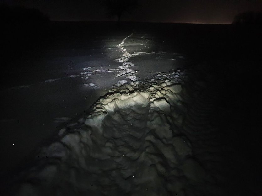 Ob die Langstreckenwanderer, wie vor drei Jahren, auch beim 49. S&uuml;dharz-Hunderter bei bis zu -22 &deg;C durch bis zu 30 Zentimeter tiefen Schnee stapfen m&uuml;ssen, ist noch ungewiss. Das Foto zeigt unsere Spur am 14.02.21 gegen 5 bei Hergisdorf nach rund 60 Kilometern.  (Foto: Bodo Schwarzberg)