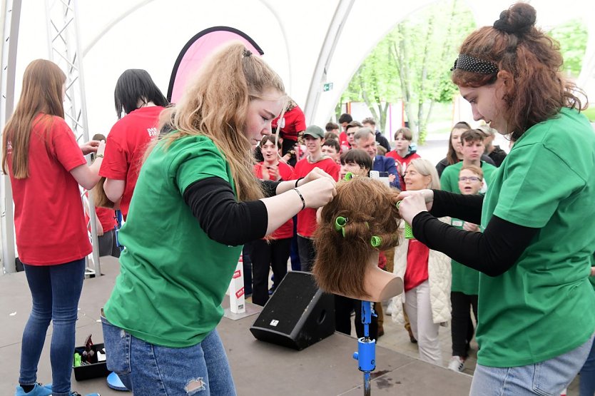 Auch beim diesj&auml;hrigen Finale des Wettbewerbs Klasse Handwerk! Die Profis von morgen werden die Sch&uuml;lerinnen und Sch&uuml;ler ihr handwerkliches Geschick, wie hier am Frisierkopf, unter Beweis stellen m&uuml;ssen (Foto: Barbara Neumann)