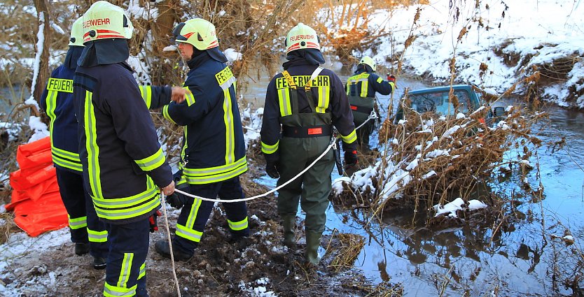 Feuerwehrm&auml;nner versuchen das Fahrzeug zu bergen (Foto: Feuerwehr Heringen/Silvio Dietzel)