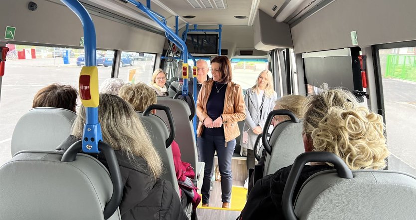 Landr&auml;tin Antje Hochwind-Schneider in einem der Rufbusse (Foto: C.Appenrodt)